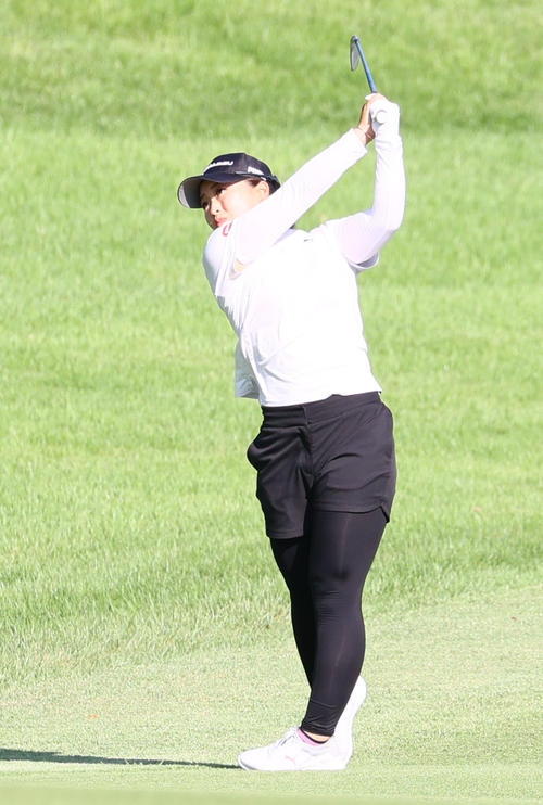 10番　第2打を放つ西郷真央（撮影・冨田成美）