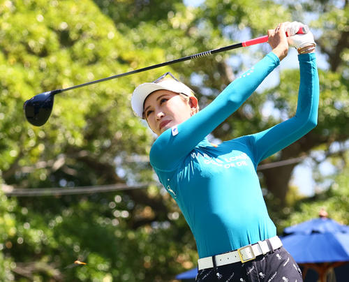 10番　ティーショットを放つ金田久美子（撮影・冨田成美）