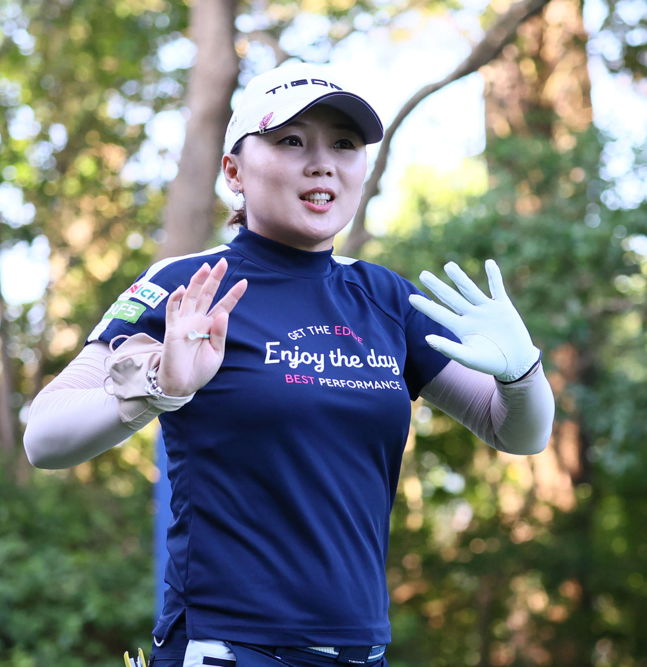 2番　カメラに手を振るイ・ナリ（撮影・冨田成美）