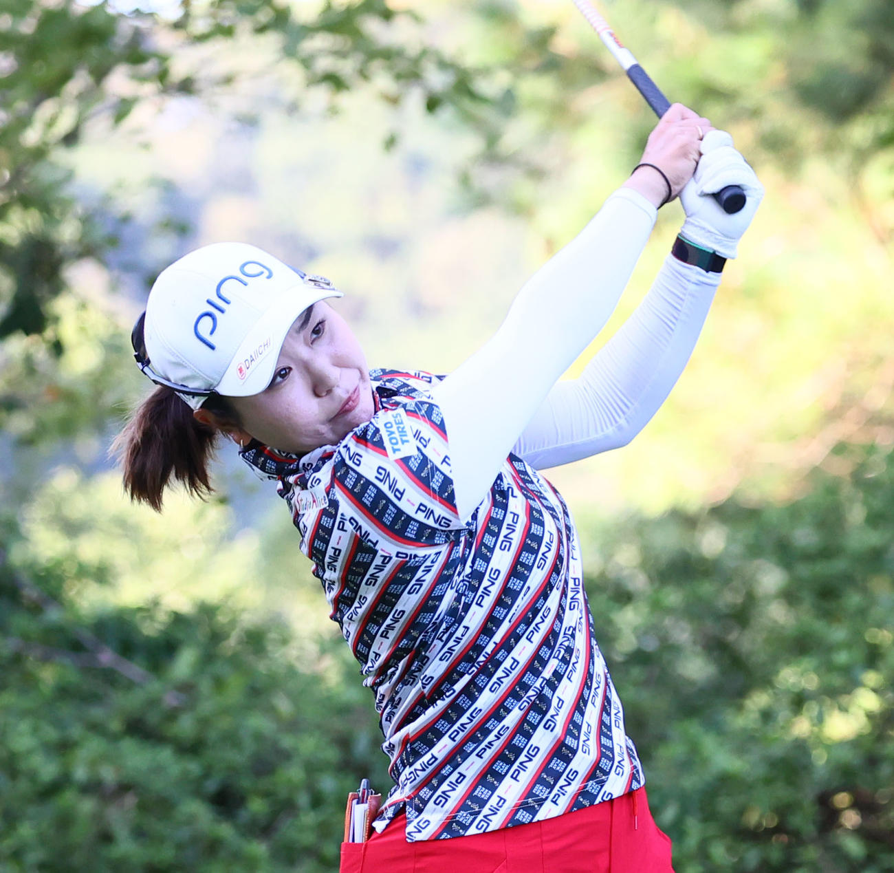 2番　ティーショットを放つ比嘉（撮影・冨田成美）