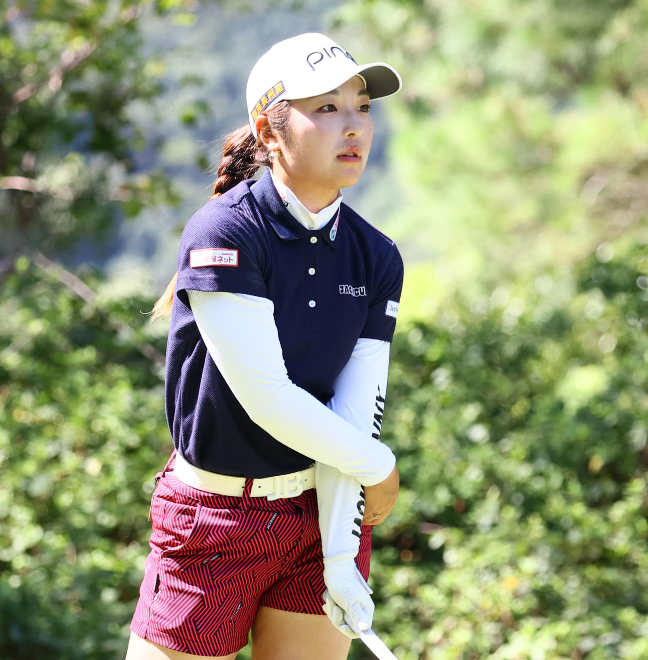 2番　ティーショットを放ち打球を見つめる佐久間（撮影・冨田成美）