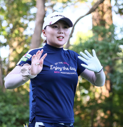 2番　カメラに手を振るイ・ナリ（撮影・冨田成美）