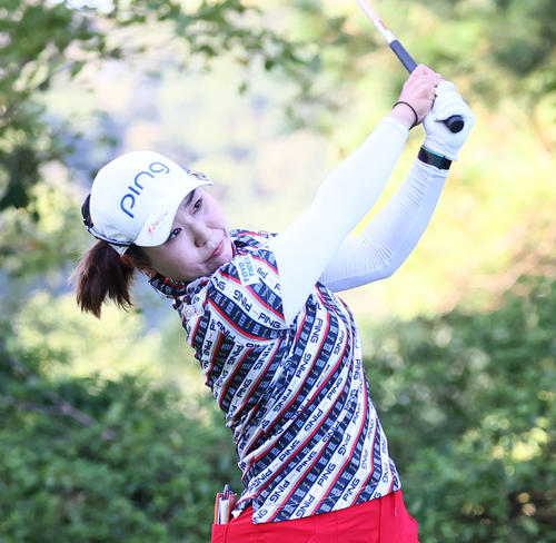 2番　ティーショットを放つ比嘉（撮影・冨田成美）