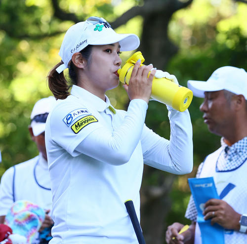 2番　水分補給する浜田（撮影・冨田成美）