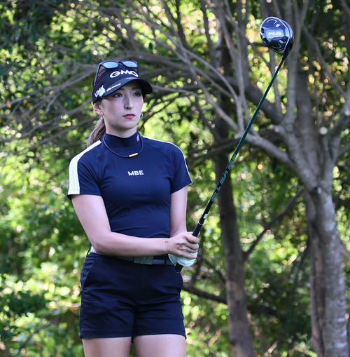 2番　ティーグラウンドで狙いを定める脇元（撮影・冨田成美）