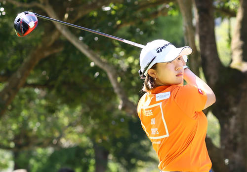 5番　ティーショットを放つ泉田（撮影・冨田成美）