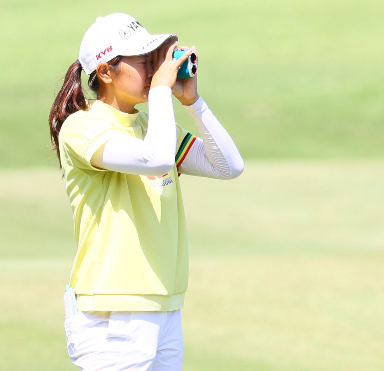 9番　双眼鏡をのぞく神谷（撮影・冨田成美）