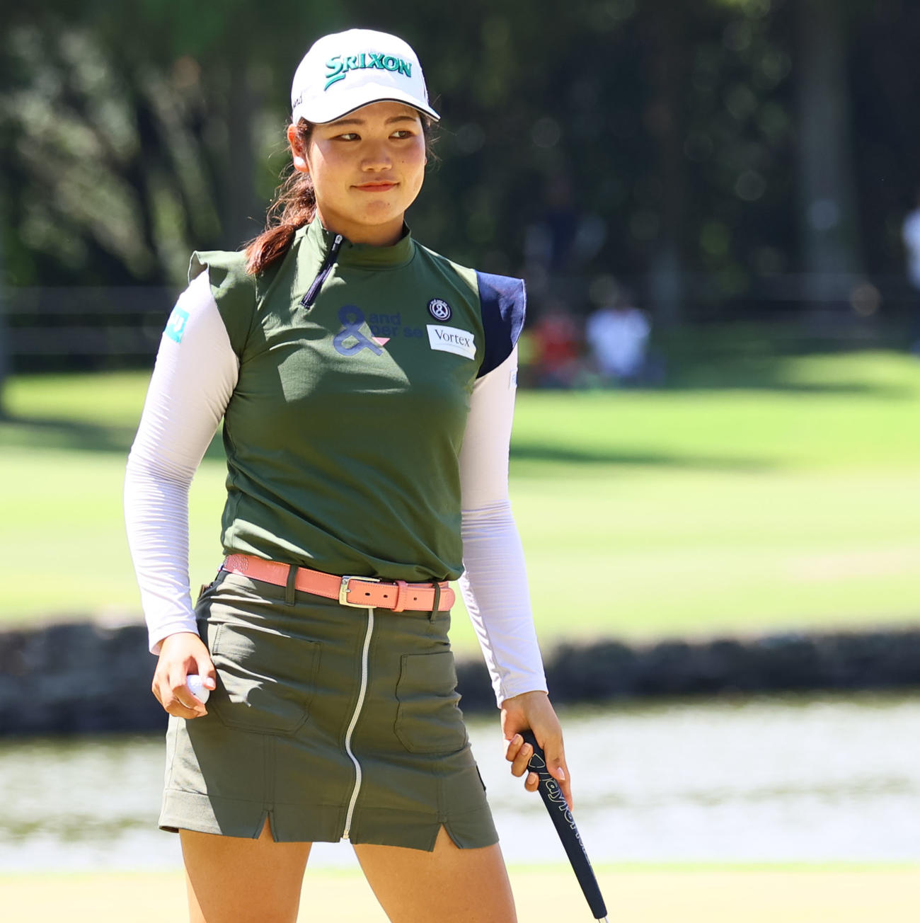 9番　バーディーパットを決めた桜井は笑顔を見せる（撮影・冨田成美）