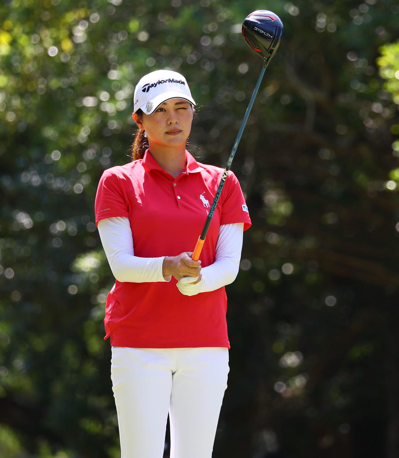 6番　ティーグラウンドで狙いを定める新垣（撮影・冨田成美）