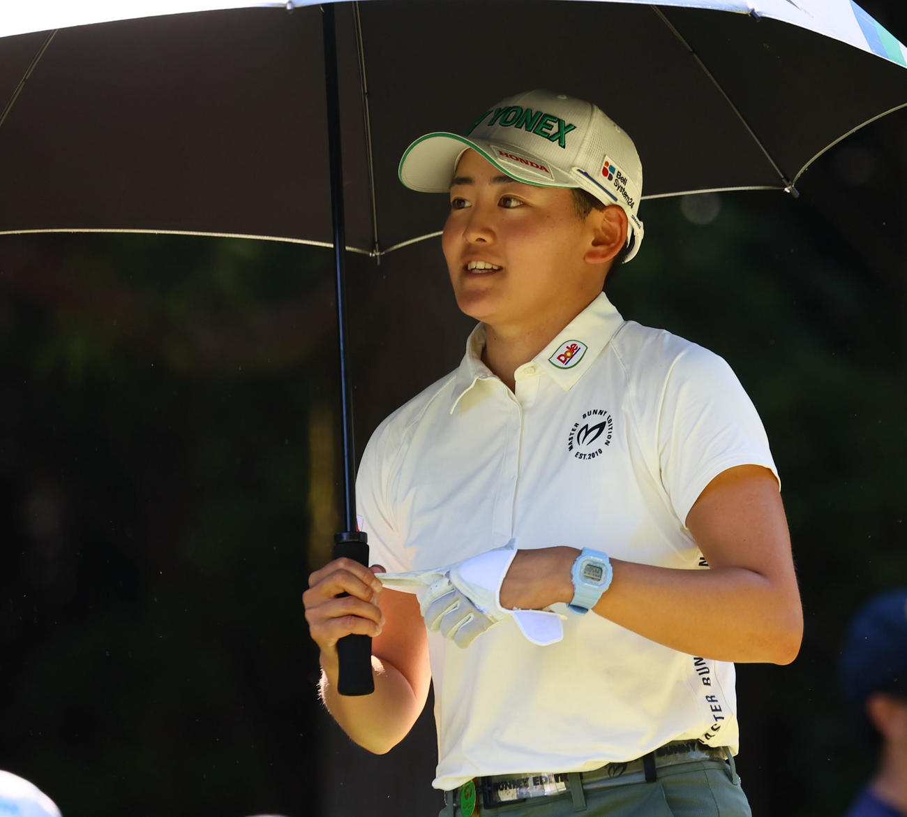 9番　第2打へ向かう岩井明（撮影・冨田成美）