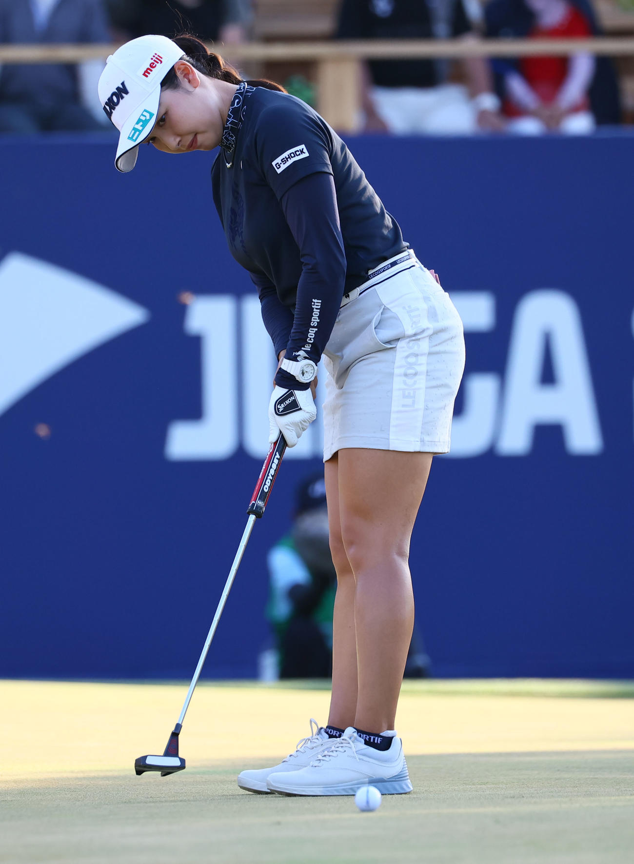 18番　バーディーパットを沈める小祝（撮影・冨田成美）