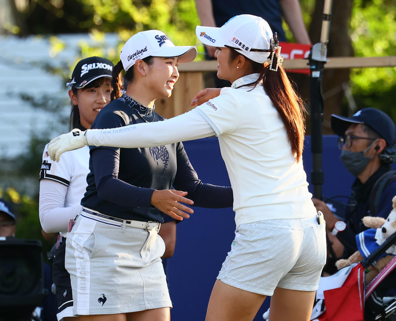 18番　ホールアウトし稲見（右）と抱き合う小祝（撮影・冨田成美）