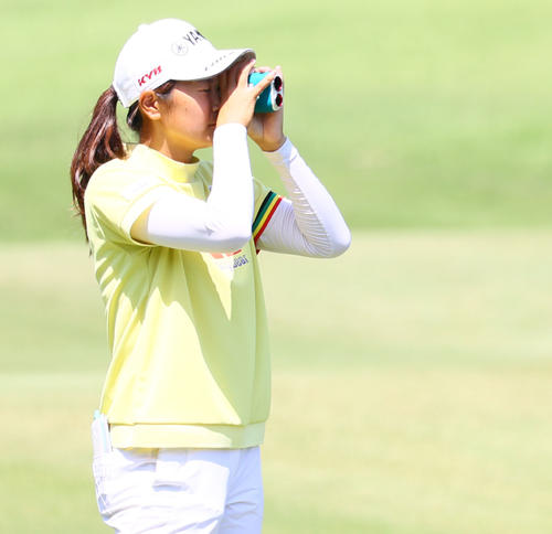 9番　双眼鏡をのぞく神谷（撮影・冨田成美）