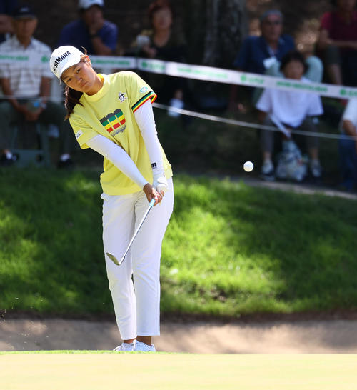 9番　アプローチショットを放つ神谷（撮影・冨田成美）