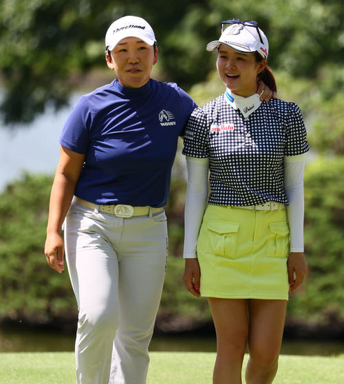 9番　笑顔でホールアウトする川崎（右）左は申ジエ（撮影・冨田成美）