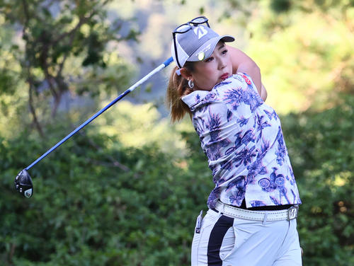 2番　ティーショットを放つ照山（撮影・冨田成美）