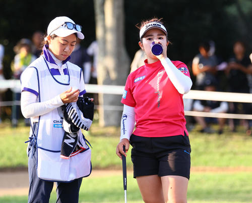 18番　水分補給する山下（撮影・冨田成美）