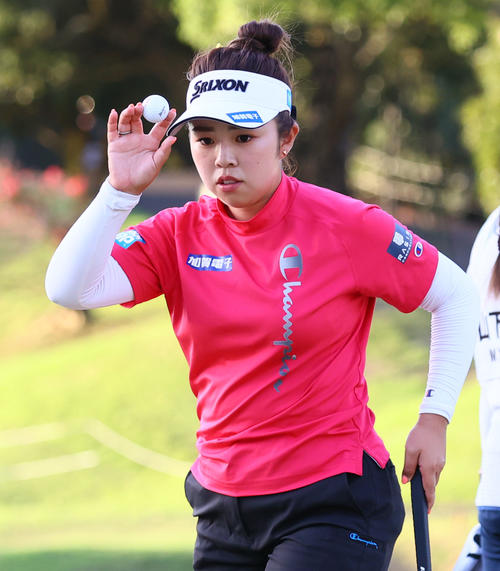 18番　ギャラリーの声援に応える山下（撮影・冨田成美）