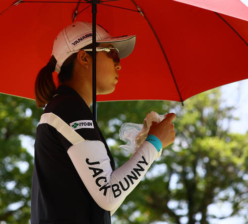 6番　おにぎりを食べる大里（撮影・冨田成美）