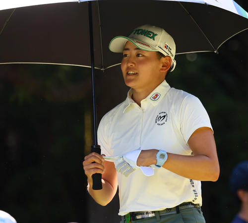 9番　第2打へ向かう岩井明（撮影・冨田成美）