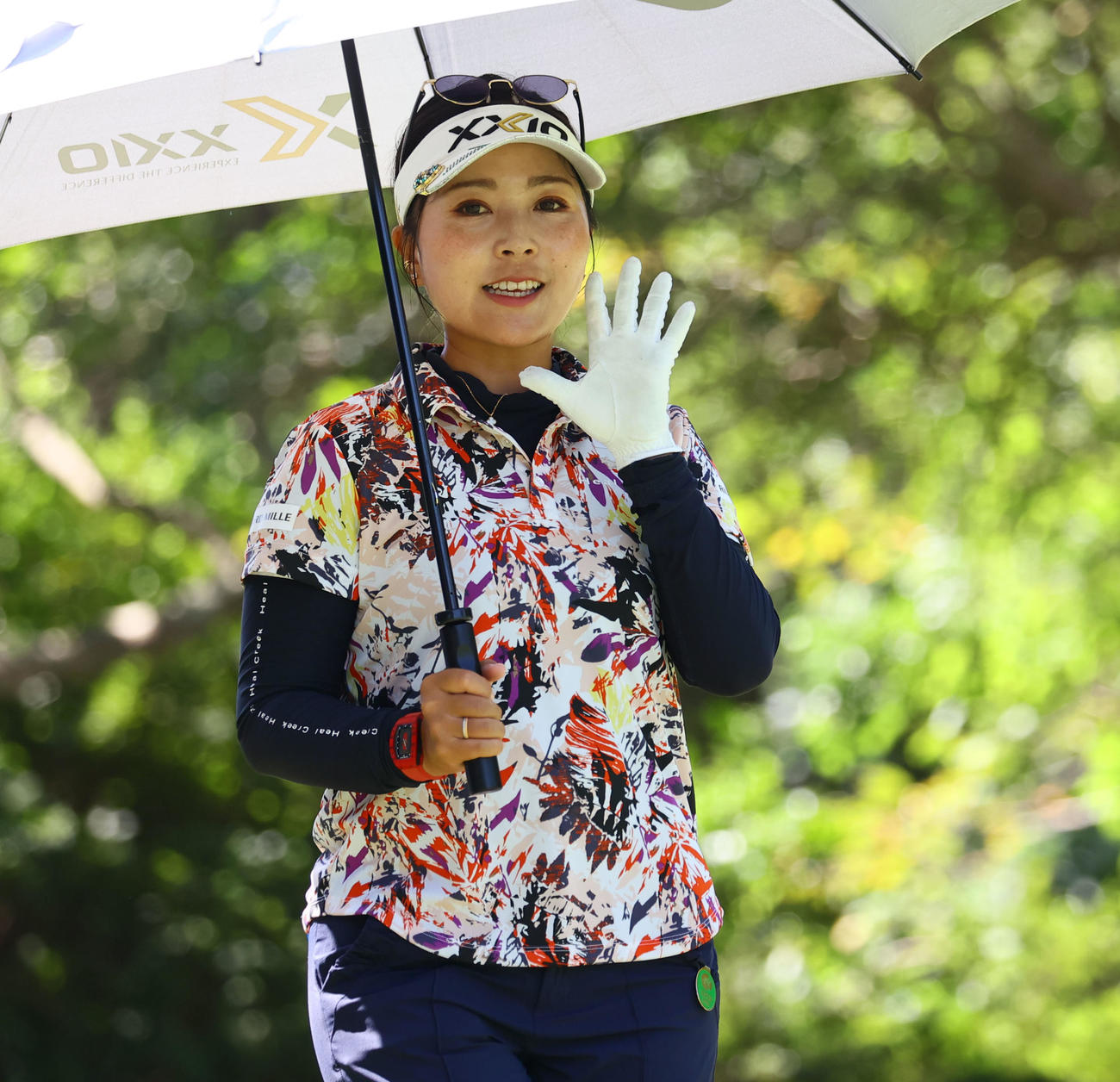 2番　手を振る青木（撮影・冨田成美）