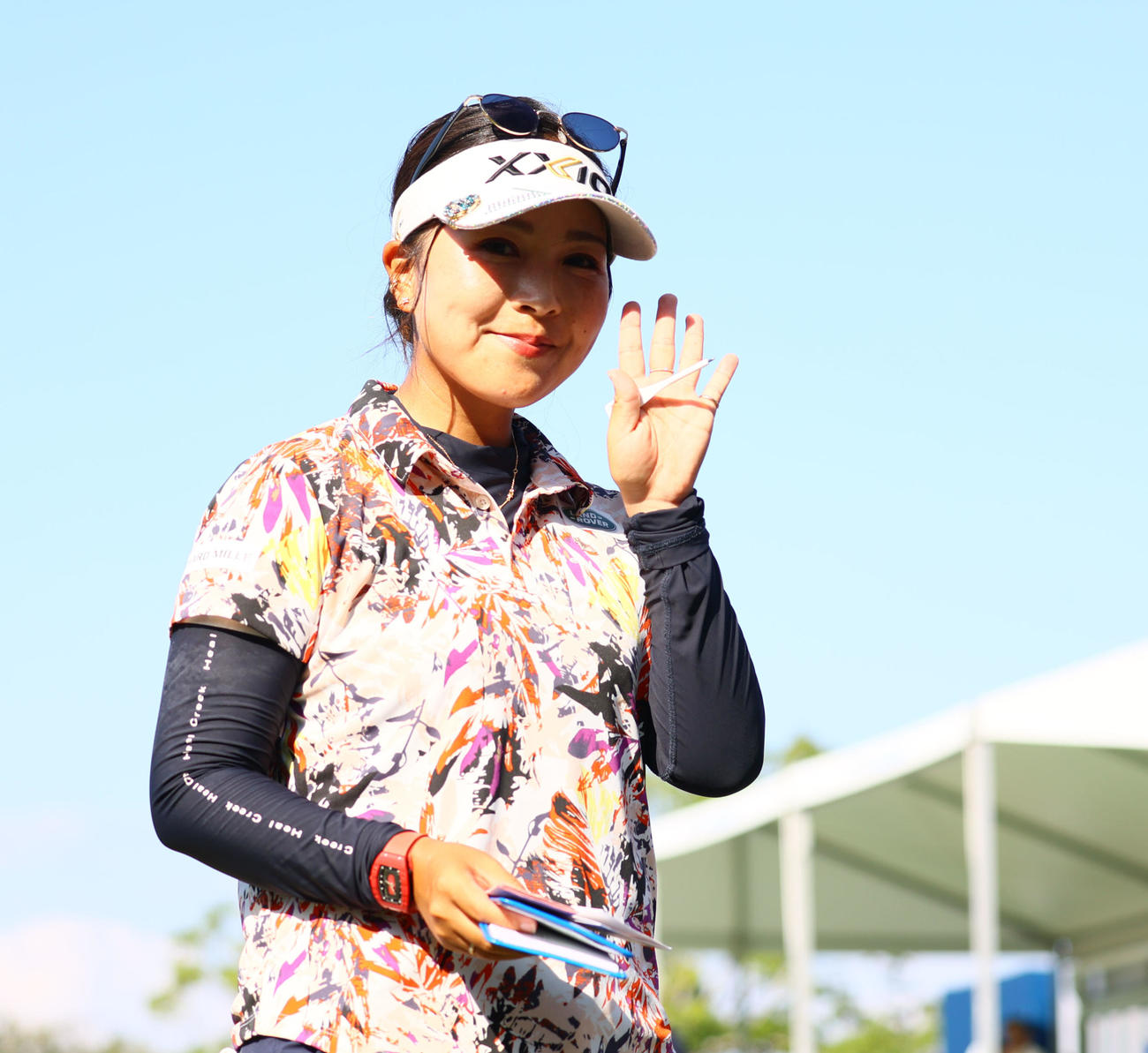 18番　ホールアウトし手を振る青木（撮影・冨田成美）