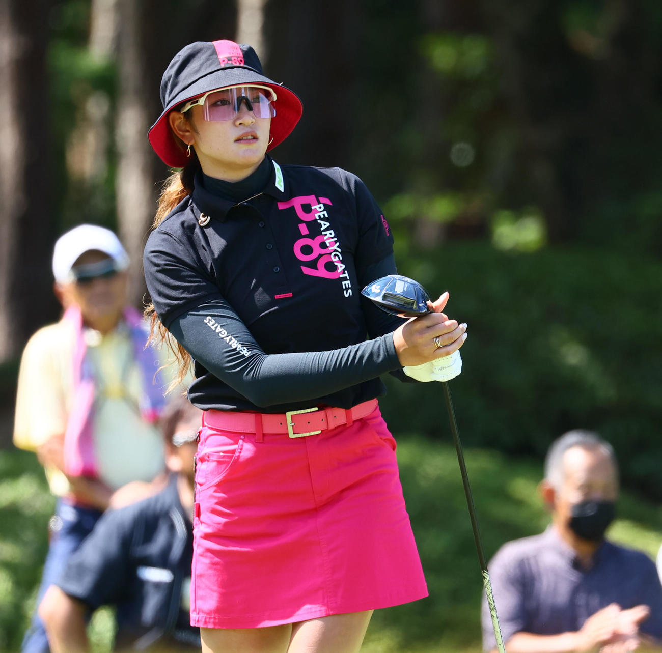 11番　ティーショットを放ち打球を見つめる原英（撮影・冨田成美）