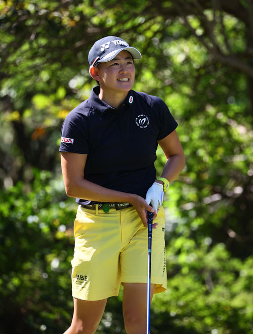 2番　ティーショットを放ち打球を見つめる岩井明（撮影・冨田成美）