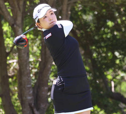 2番　ティーショットを放つ山内（撮影・冨田成美）