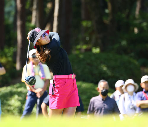 11番　ティーショットを放つ原英（撮影・冨田成美）
