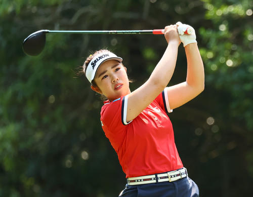 6番 ティーショットを放つ山下(撮影・冨田成美)