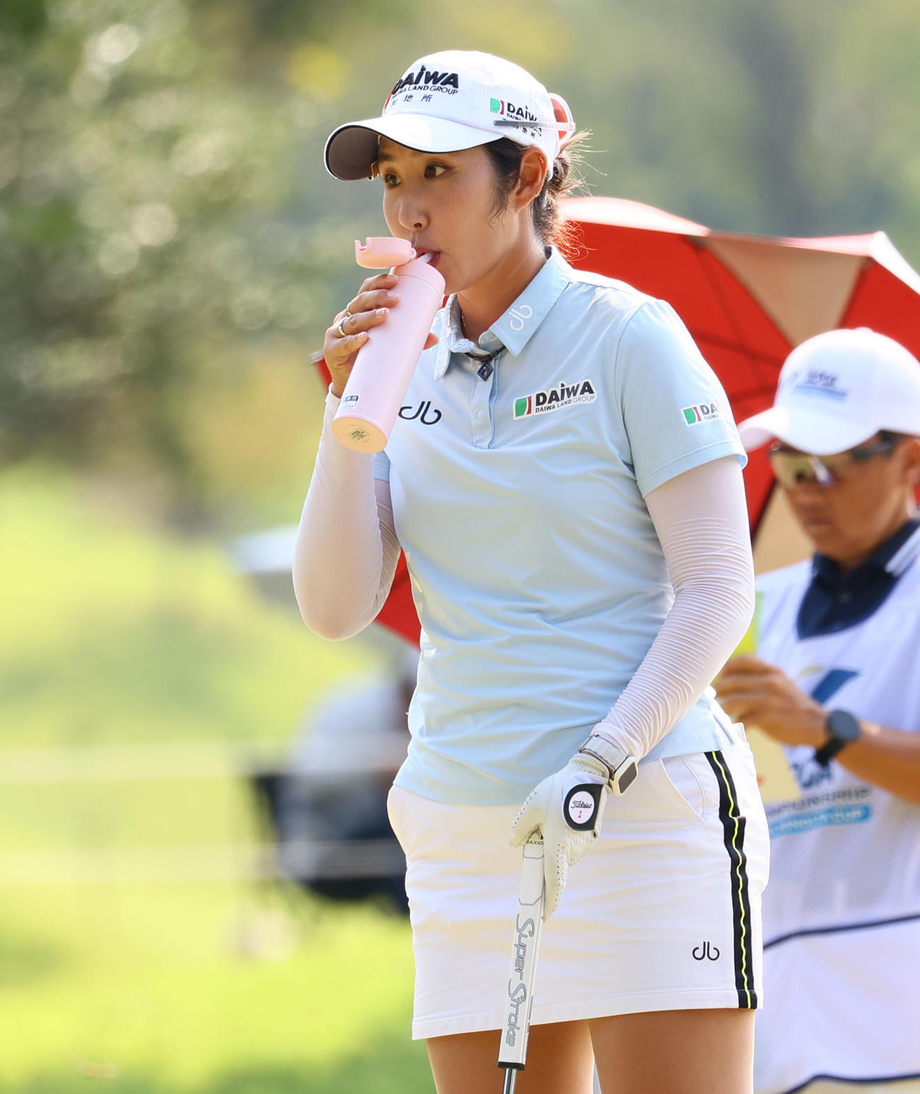 1番　水分補給するペ・ソンウ（撮影・冨田成美）