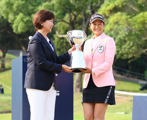 神谷は優勝カップを手に笑顔を見せる（撮影・冨田成美）