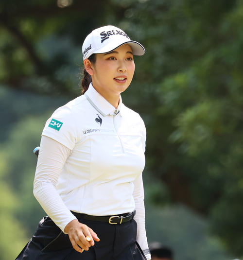 6番　ティーショットを放ち打球を見つめる小祝（撮影・冨田成美）