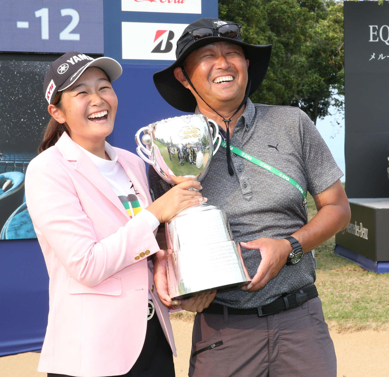 優勝した神谷そらは父・哲史さんと笑顔で記念撮影に納まる（撮影・冨田成美）