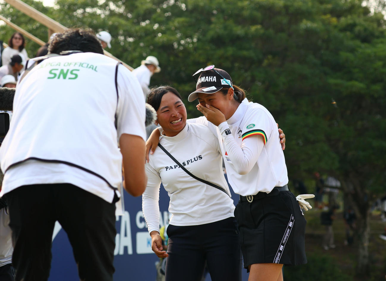 18番　優勝が決まり平岡（中央）と涙ぐむ神谷（撮影・冨田成美）