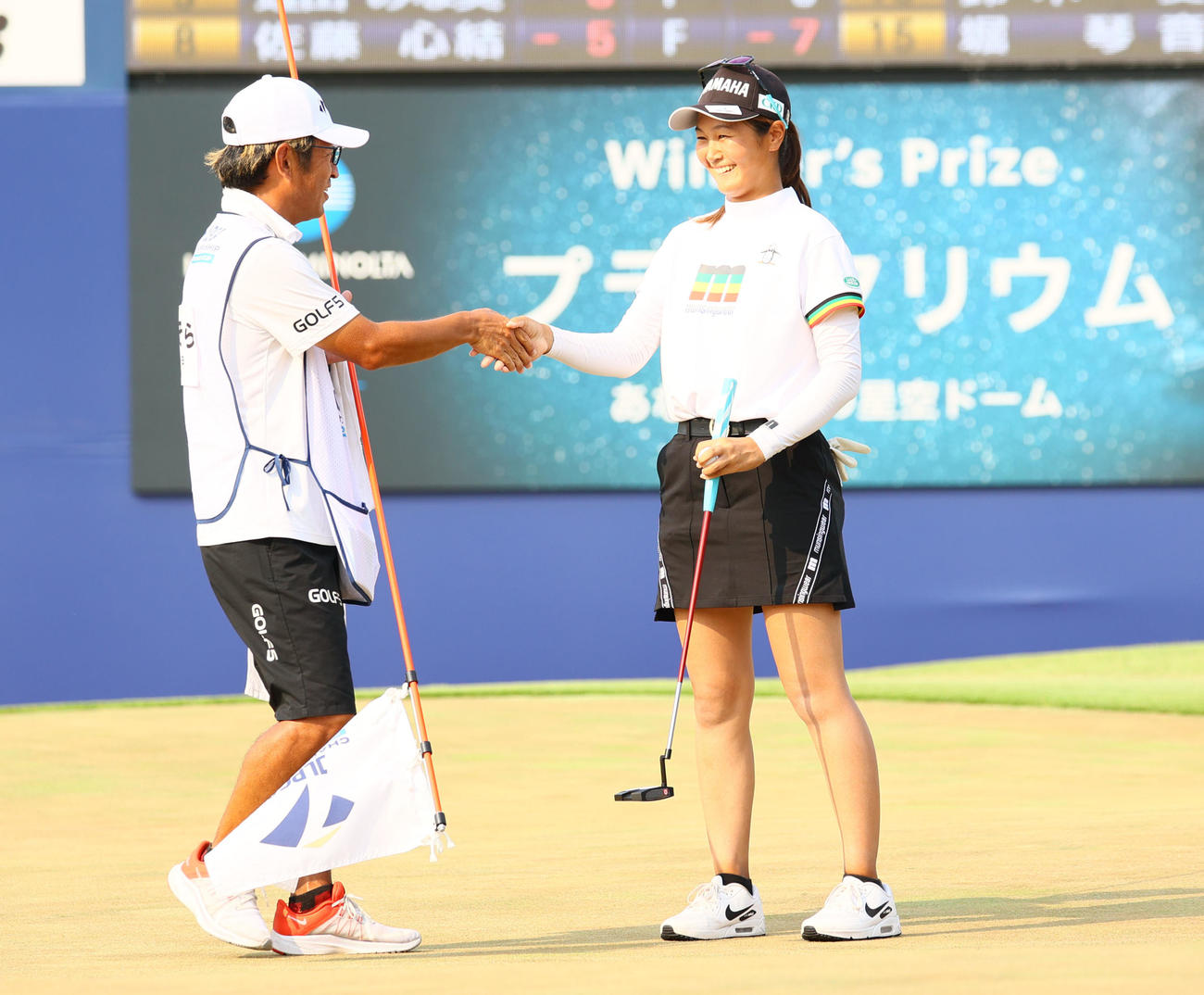 18番　優勝を決めキャディーと握手を交わす神谷（撮影・冨田成美）