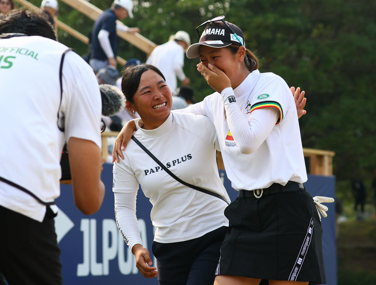 18番　優勝が決まり平岡（中央）と涙ぐむ神谷（撮影・冨田成美）