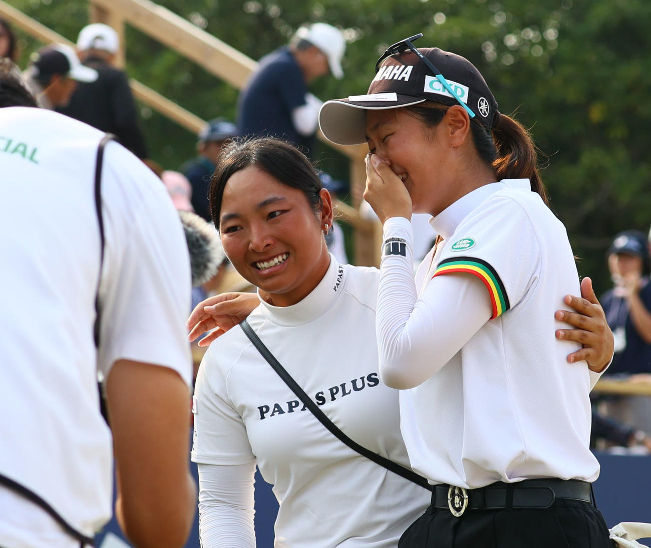 18番　優勝が決まり平岡（中央）と涙ぐむ神谷（撮影・冨田成美）