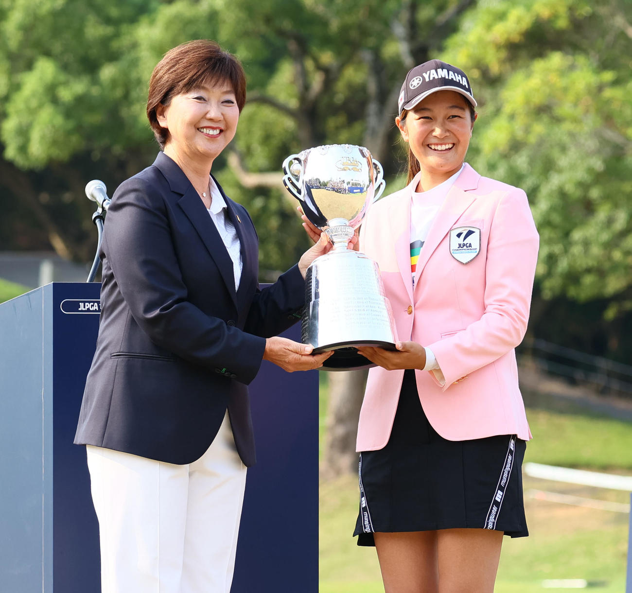 優勝カップを手に笑顔で記念撮影に納まる神谷そら（撮影・冨田成美）
