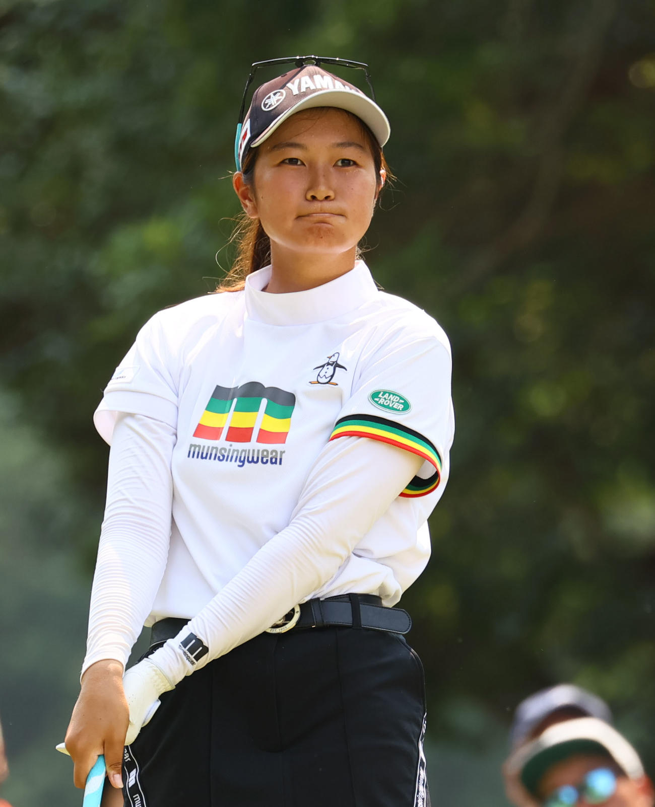 6番　ティーショットを放ち打球を見つめる神谷（撮影・冨田成美）