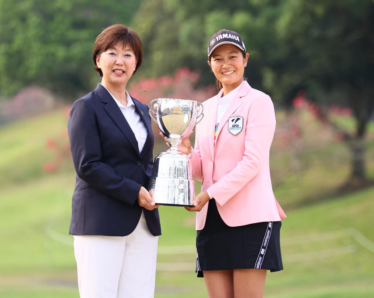 優勝した神谷は記念撮影に収まる（撮影・冨田成美）