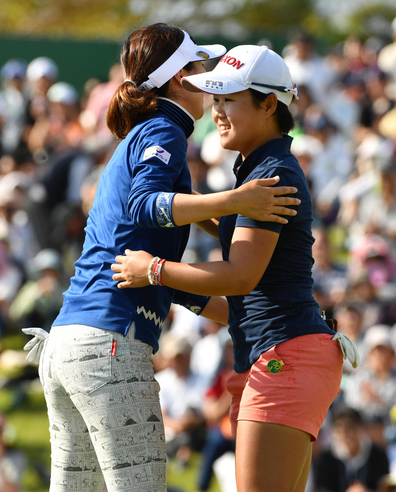 ミヤギテレビ杯ダンロップ女子でプロ初優勝を決めた畑岡奈紗（右）は李知姫と抱き合う（2017年9月24日撮影）