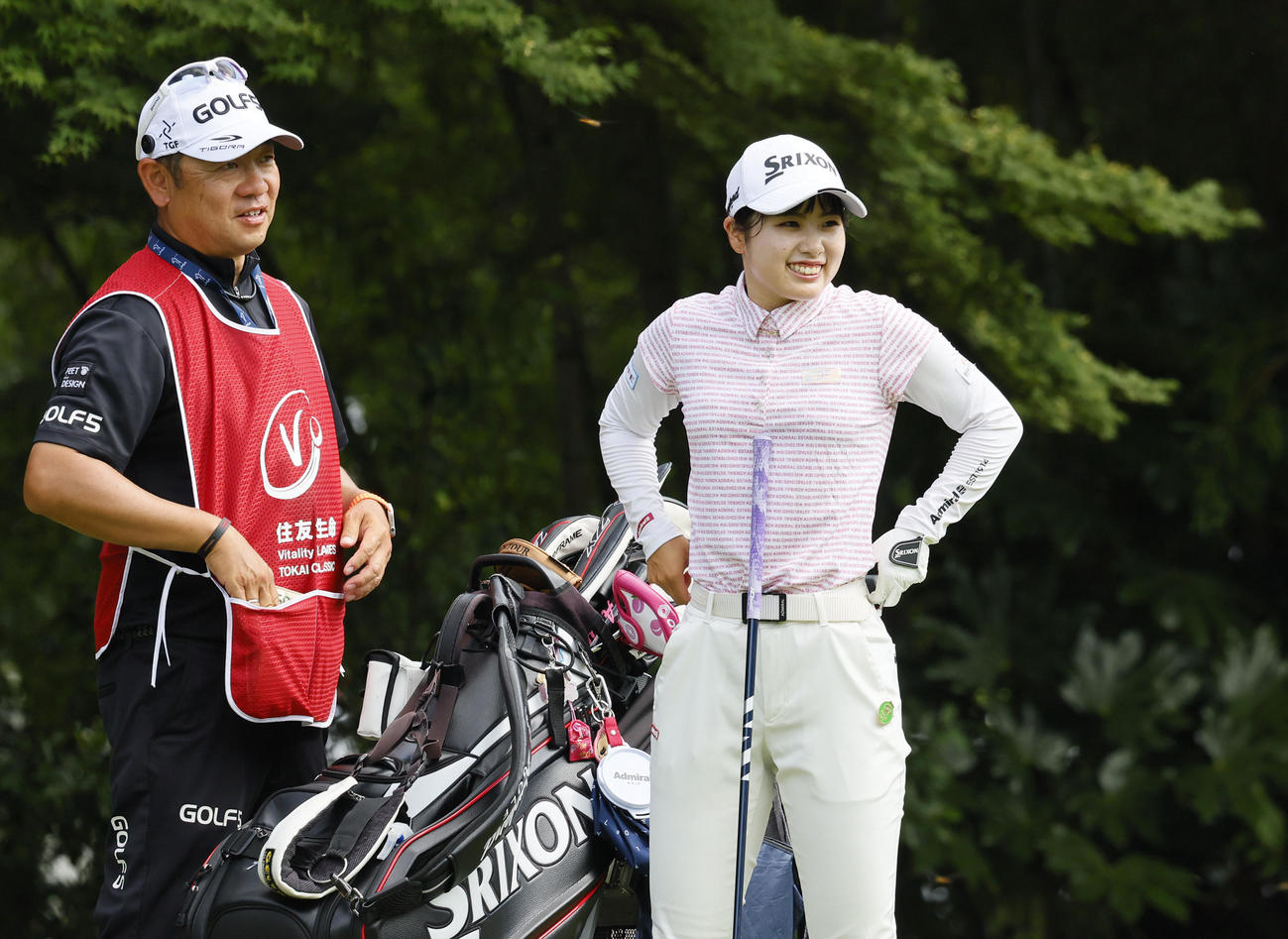 プロアマ戦の1番で、笑顔を見せる尾関彩美悠（撮影・藤尾明華）