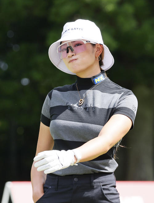 プロアマ戦の1番をスタートし、おどけた表情を見せる原英莉花（撮影・藤尾明華）