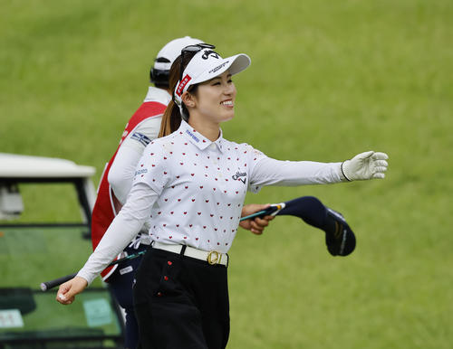プロアマ戦の10番をスタートする西村優菜（撮影・藤尾明華）