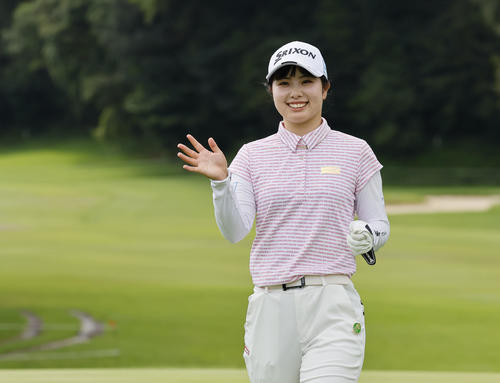 プロアマ戦の9番を終え、笑顔で手を振る尾関彩美悠（撮影・藤尾明華）
