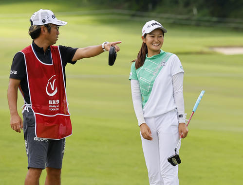 プロアマ戦の9番で、笑顔を見せる神谷そら（撮影・藤尾明華）