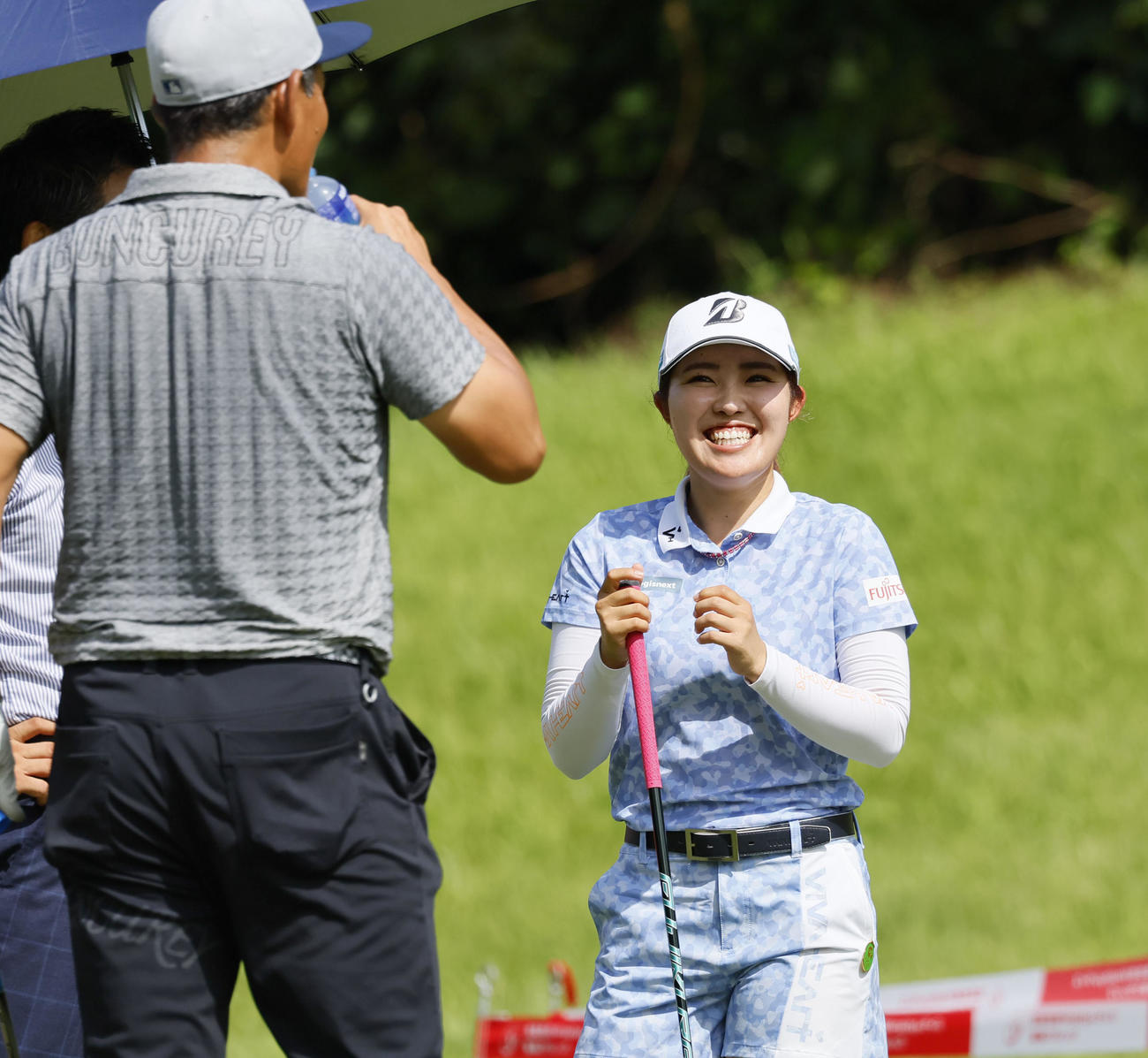 住友生命Vitalityレディス東海クラシックプロアマ戦　プロアマ戦の10番で元中日川上憲伸（左）と談笑する古江彩佳（撮影・藤尾明華）