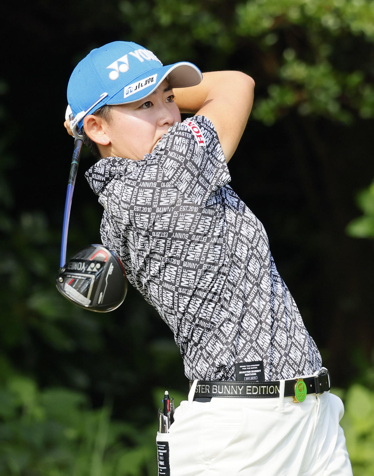 住友生命Vitalityレディス東海クラシック初日　2番、ティーショットを放つ岩井明愛（撮影・藤尾明華）
